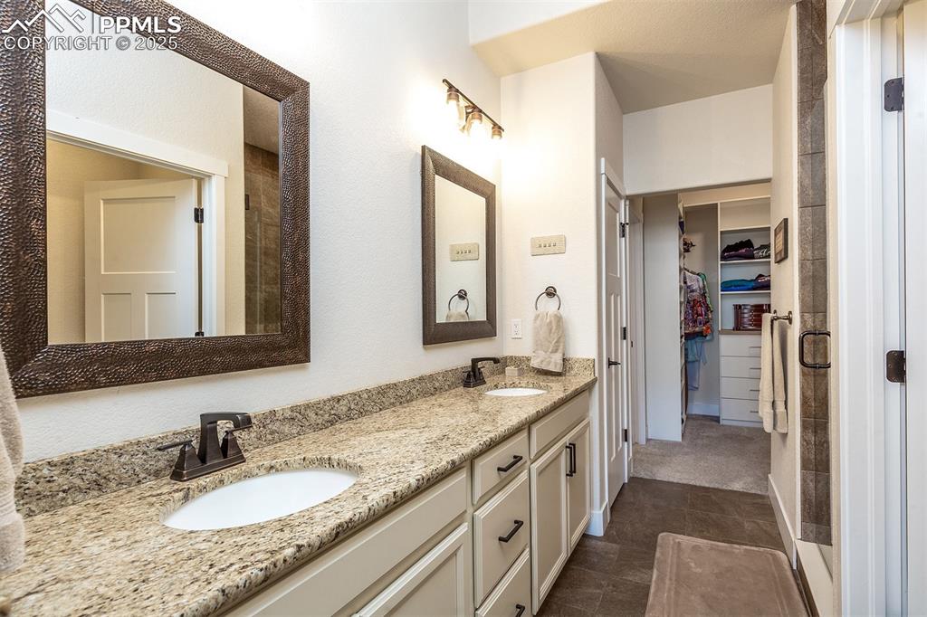 Image 28 of 50: Bathroom