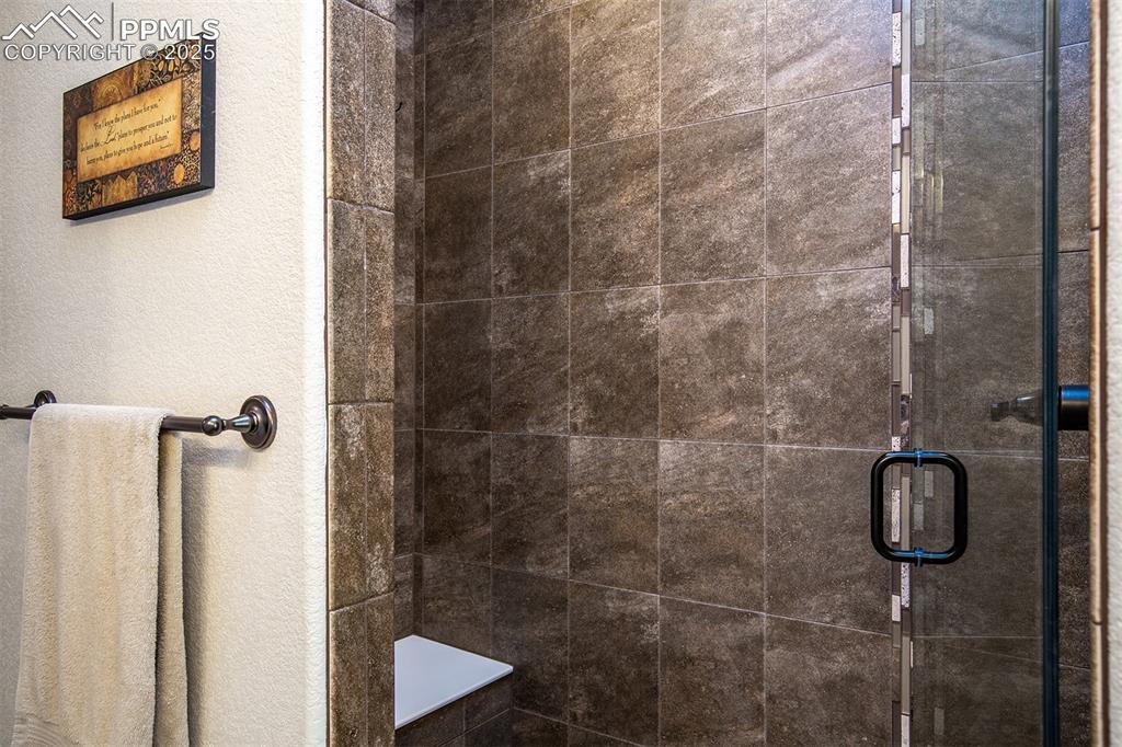 Image 30 of 50: Bathroom