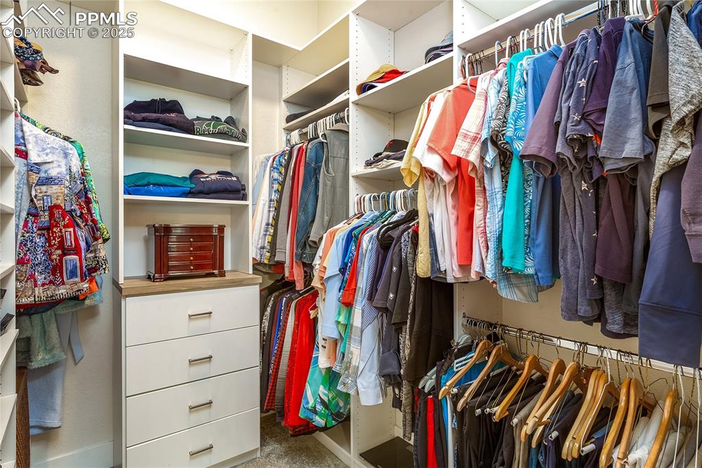 Image 31 of 50: Closet