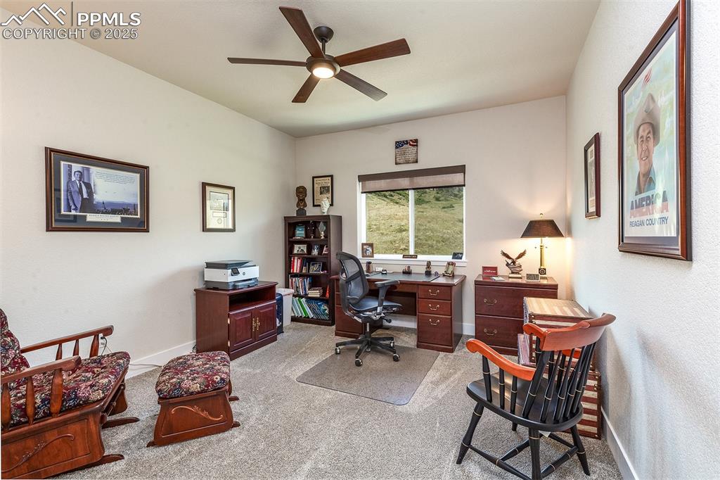 Image 40 of 50: Office