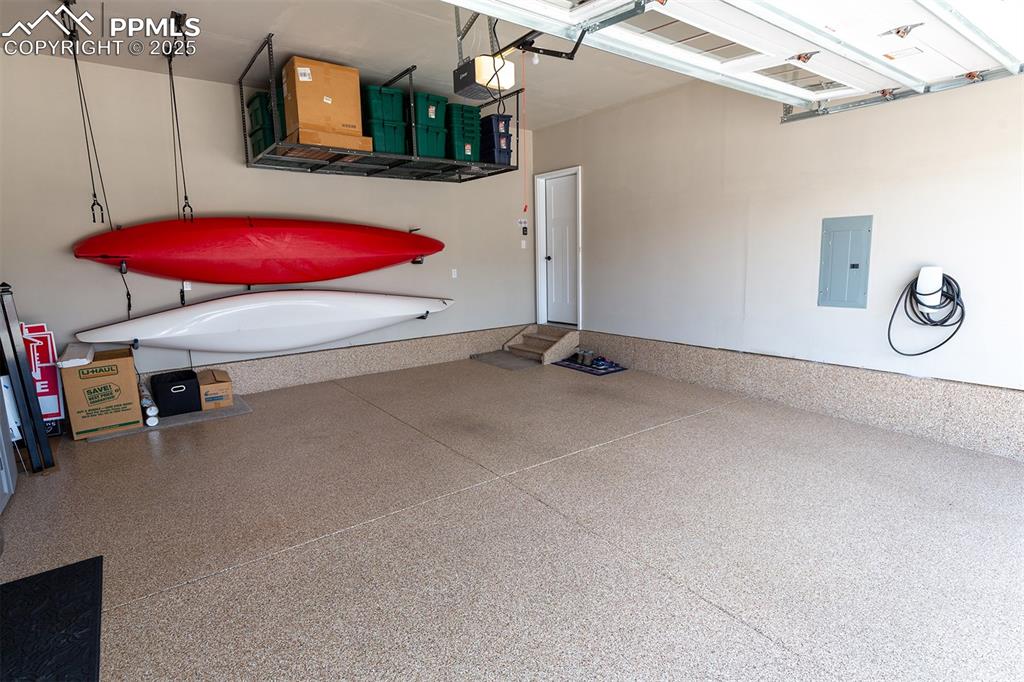 Image 44 of 50: Garage