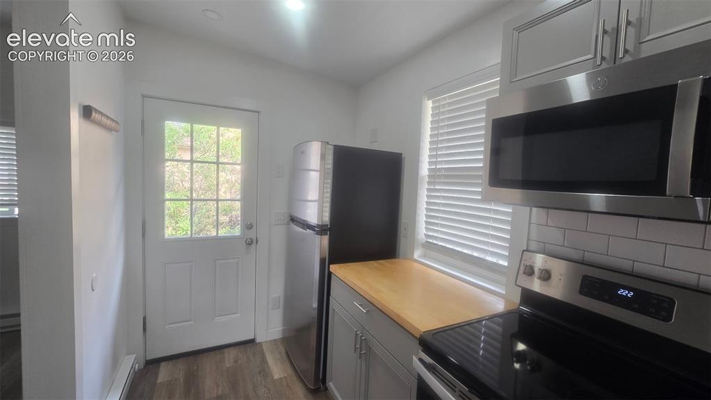 Image 15 of 43: Kitchen