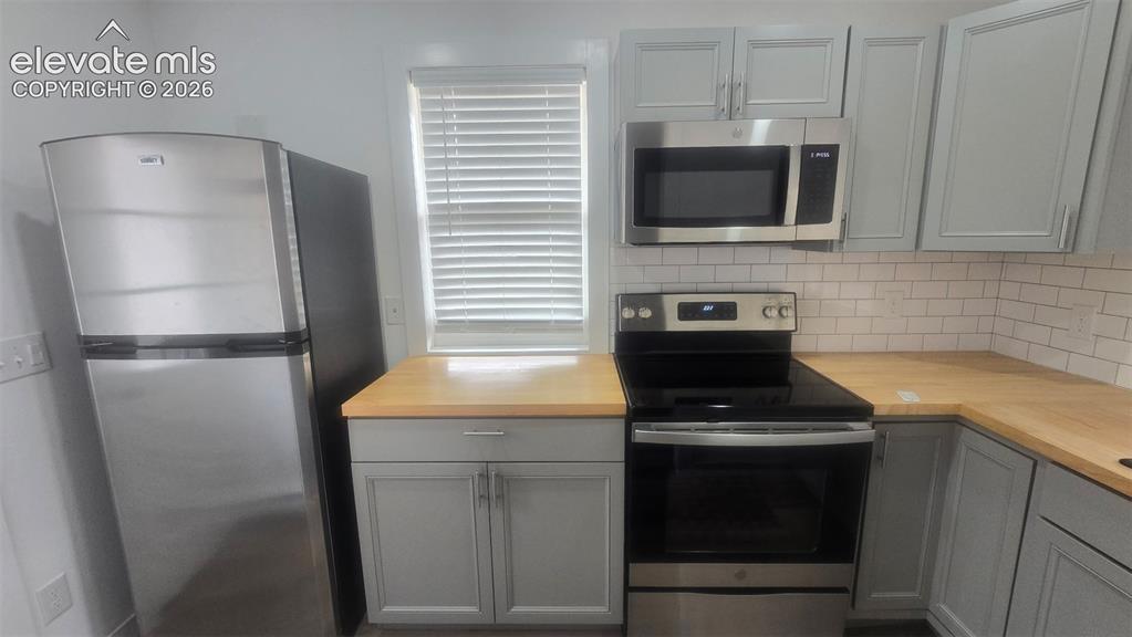 Image 16 of 43: Kitchen
