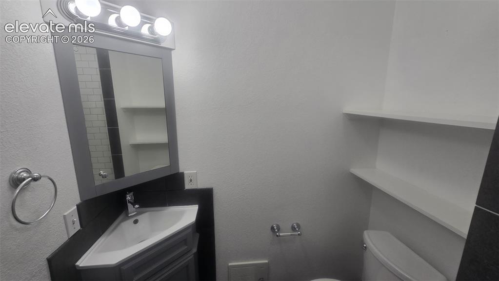 Image 20 of 43: Bathroom