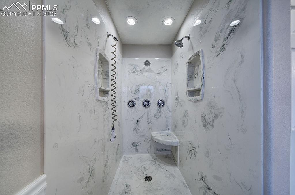 Image 21 of 43: Bathroom