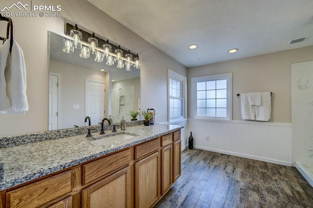 Image 24 of 43: Bathroom