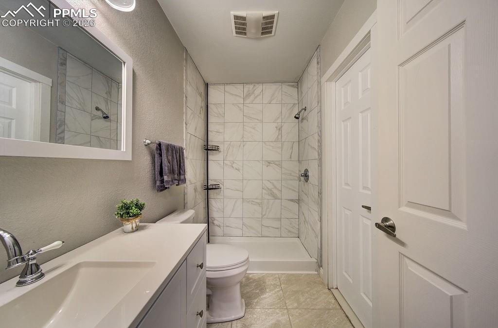 Image 28 of 43: Bathroom