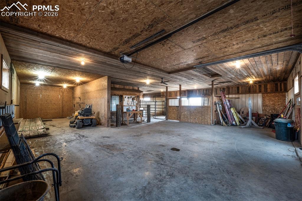 Image 39 of 43: Garage