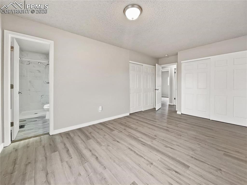 Image 17 of 20: Bedroom