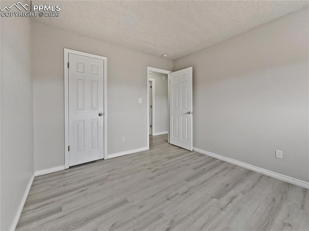 Image 18 of 20: Bedroom