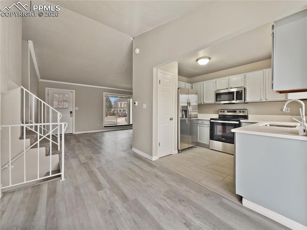 Image 4 of 20: Kitchen