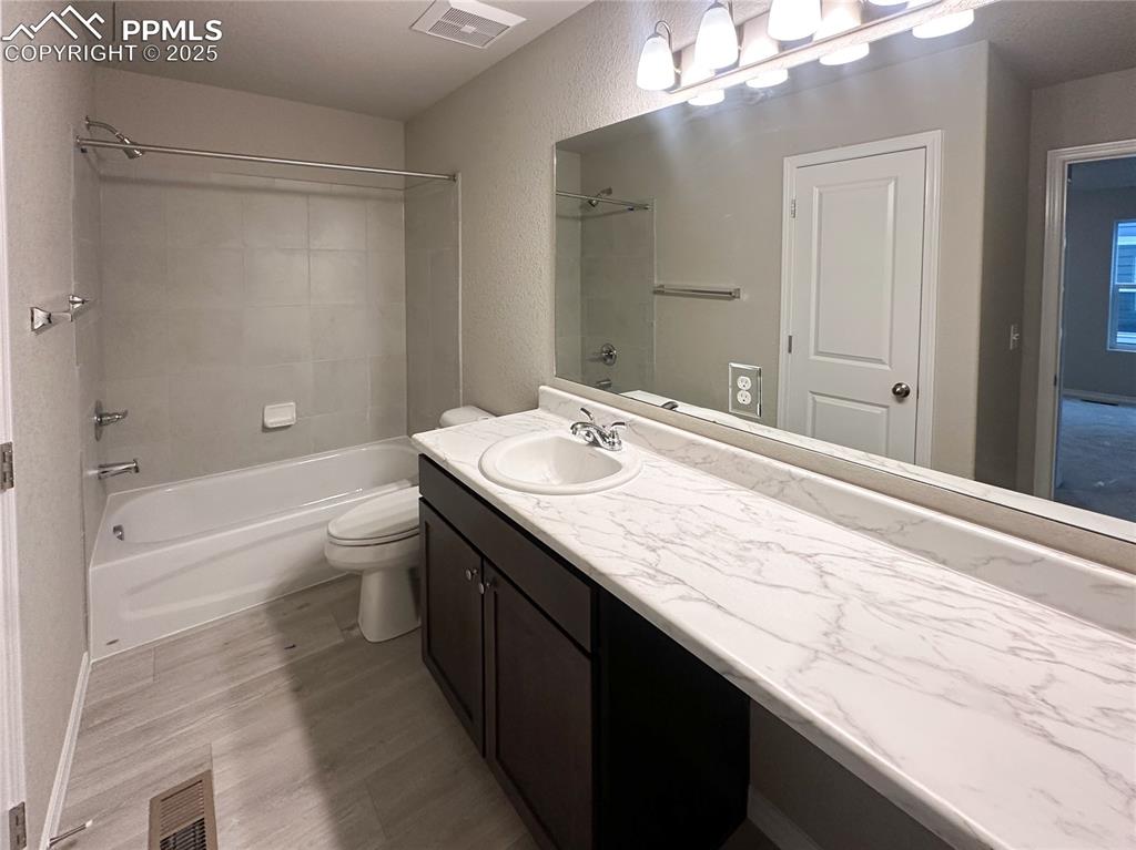 Image 11 of 40: Bathroom