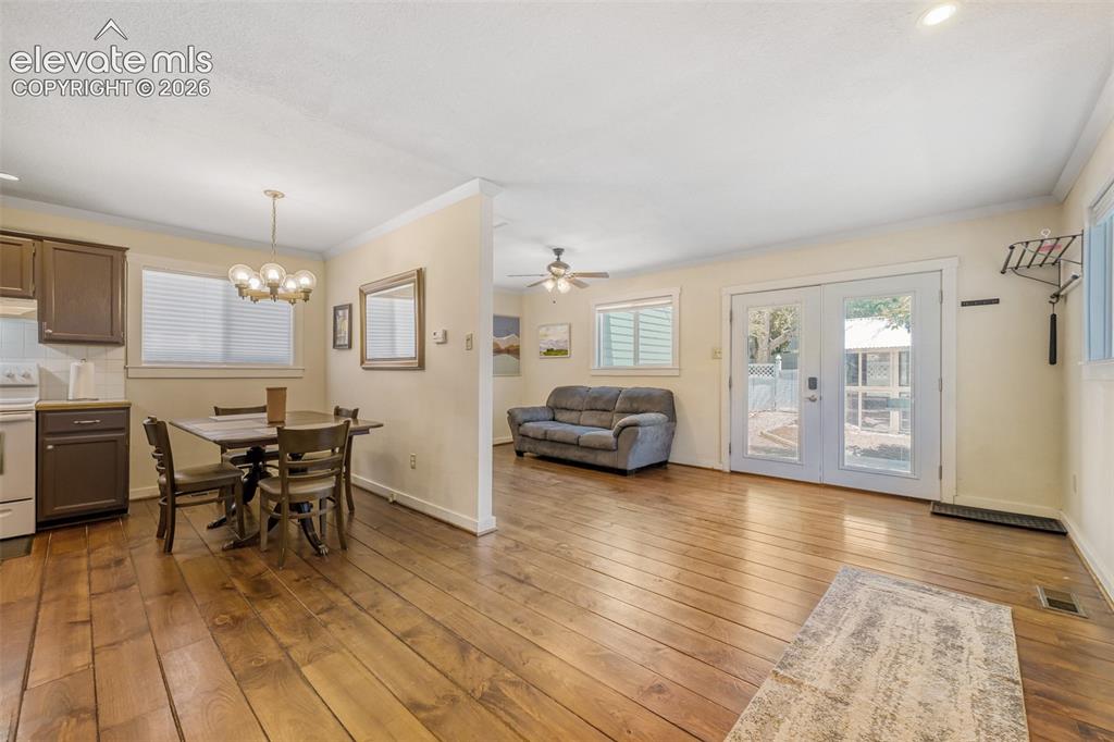 Image 10 of 28: Dining Area