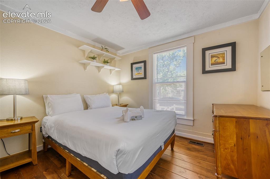 Image 16 of 28: Bedroom
