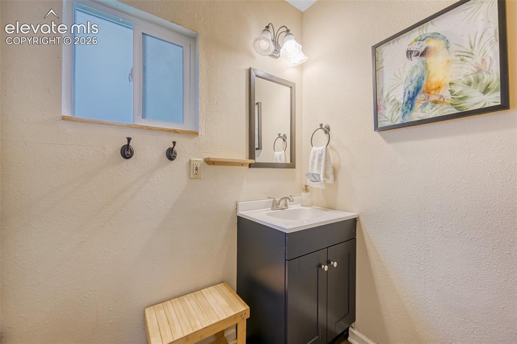 Image 19 of 28: Bathroom
