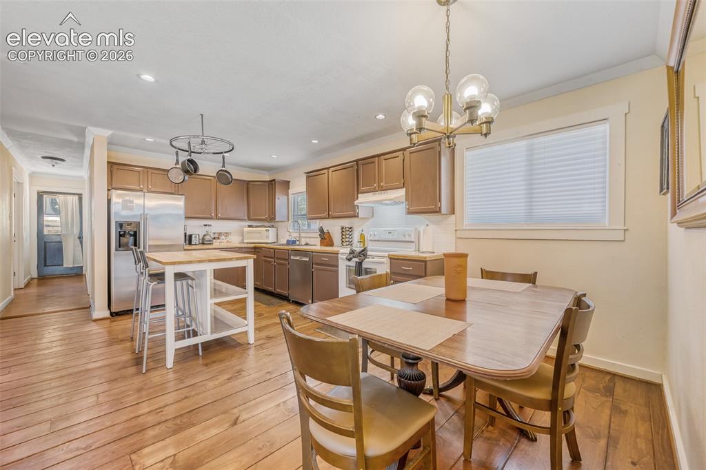 Image 4 of 28: Dining Area