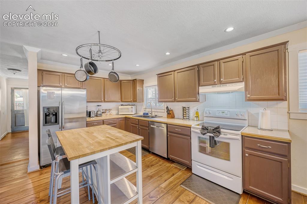Image 6 of 28: Kitchen
