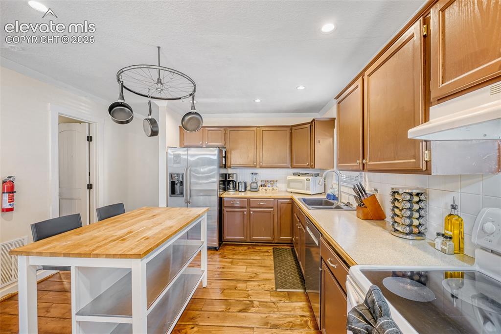 Image 7 of 28: Kitchen