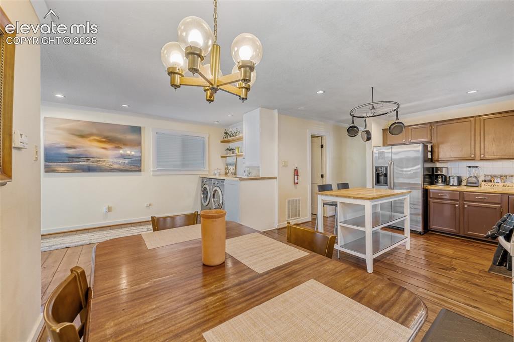 Image 9 of 28: Dining Area