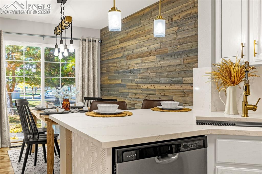 Image 10 of 32: Kitchen