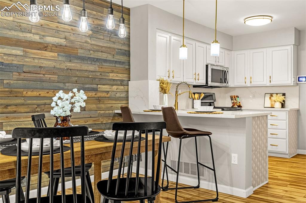 Image 11 of 32: Kitchen