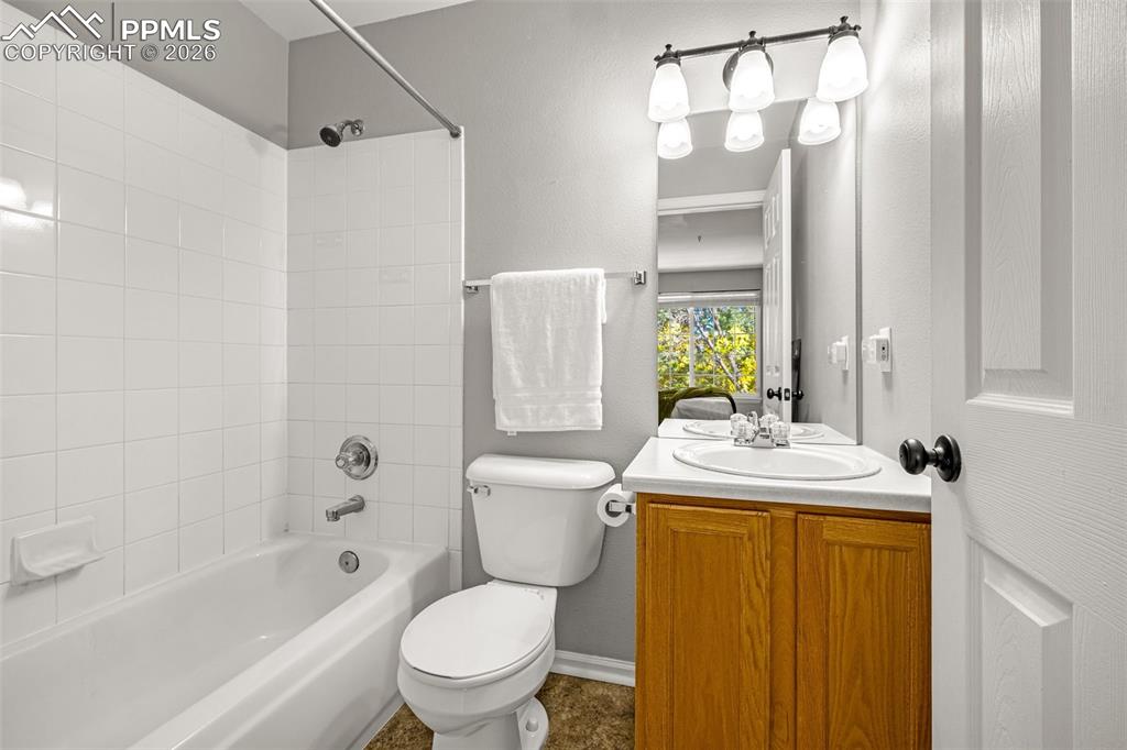 Image 15 of 32: Bathroom