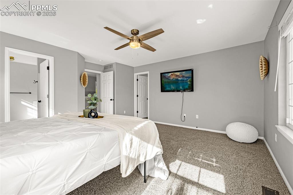 Image 17 of 32: Bedroom