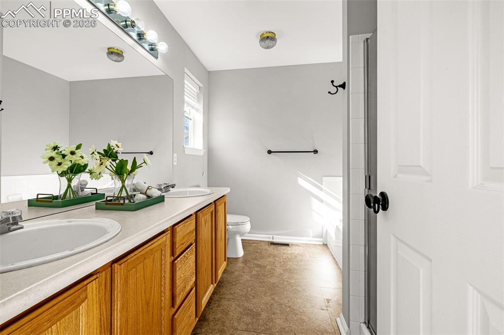 Image 18 of 32: Bathroom