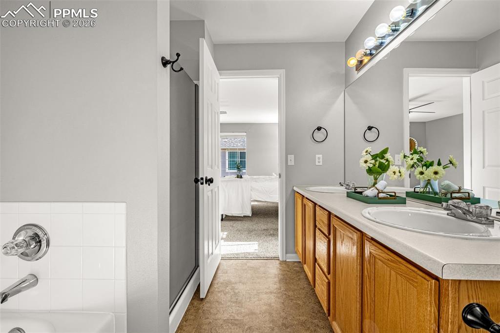 Image 20 of 32: Bathroom