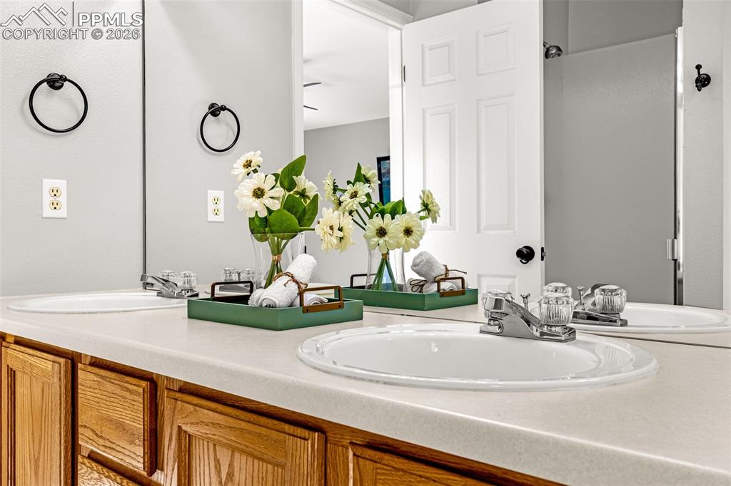 Image 21 of 32: Bathroom