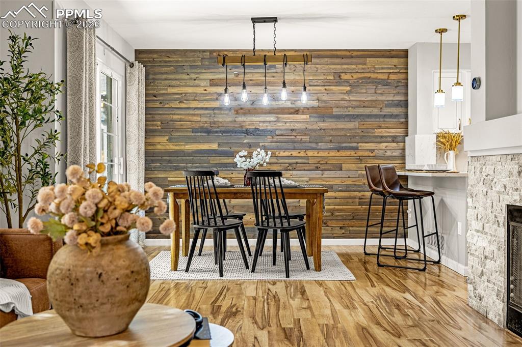 Image 23 of 32: Dining Area