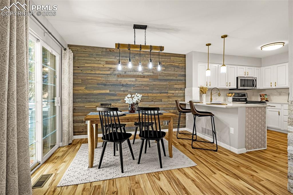 Image 3 of 32: Dining Area