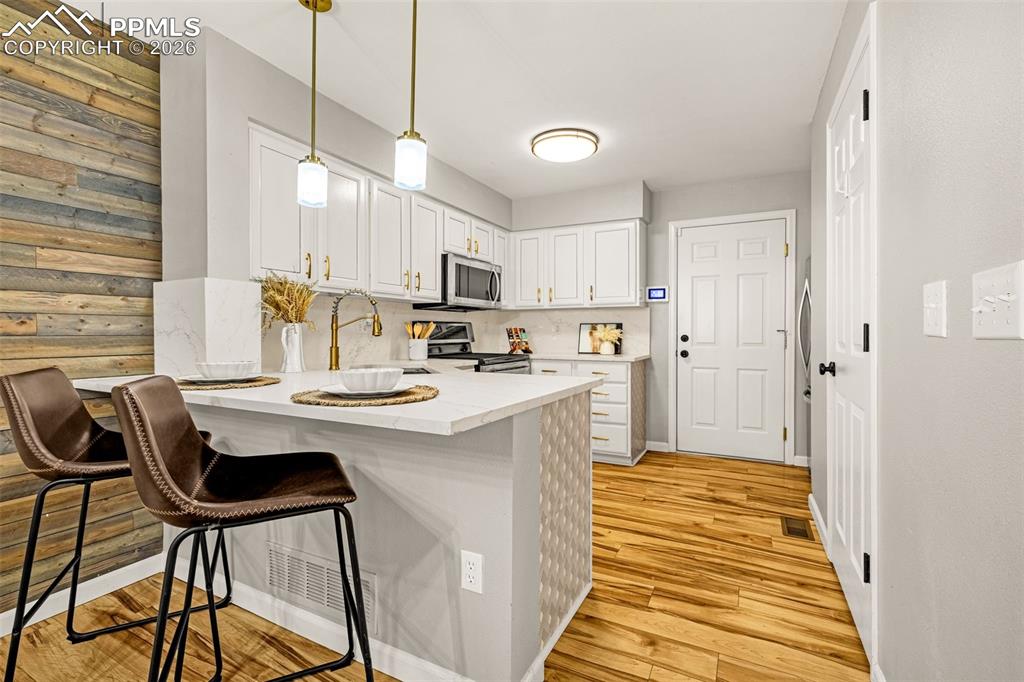 Image 4 of 32: Kitchen