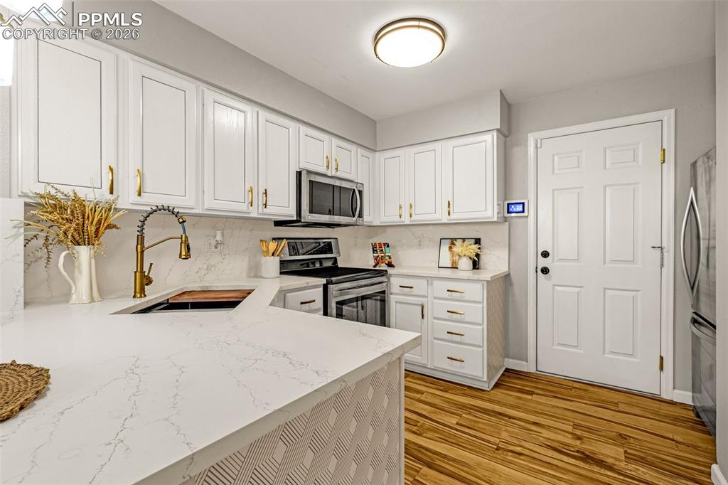 Image 6 of 32: Kitchen