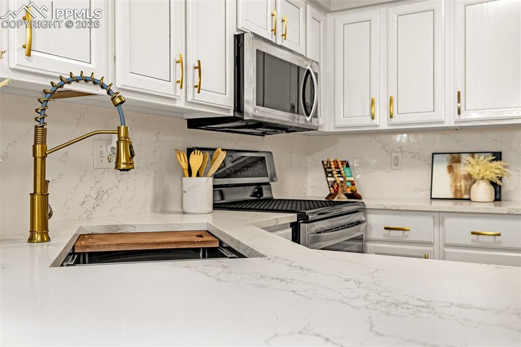 Image 7 of 32: Kitchen