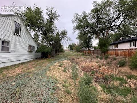 Image 11 of 12: Yard