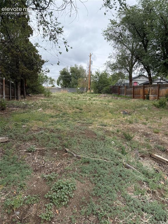 Image 7 of 12: Yard