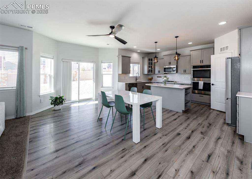 Image 15 of 50: Kitchen