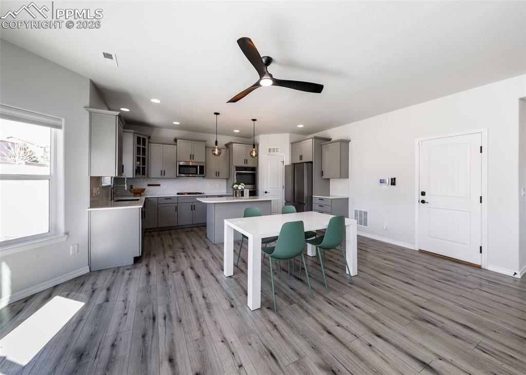 Image 16 of 50: Kitchen