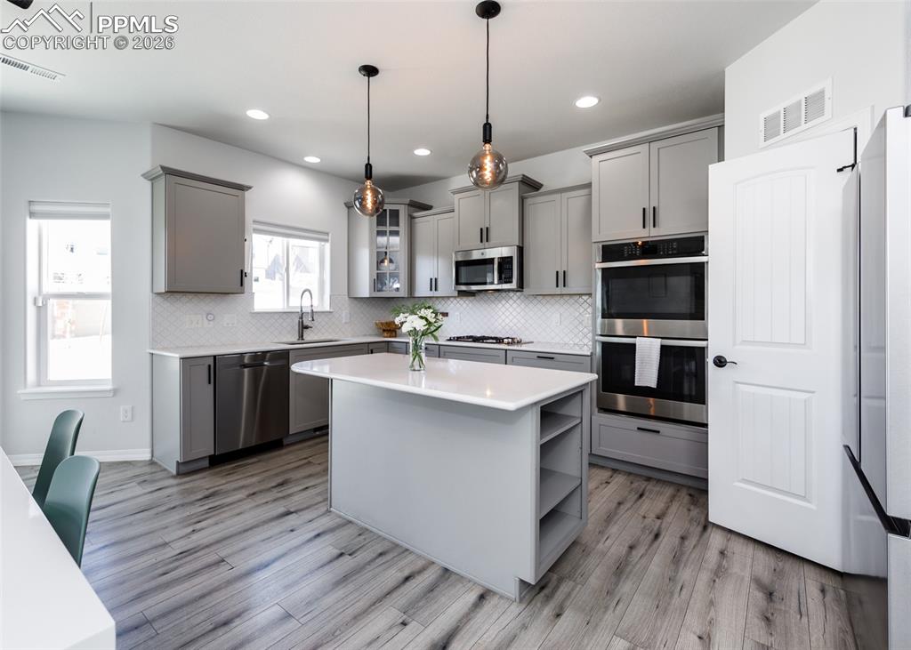 Image 18 of 50: Kitchen