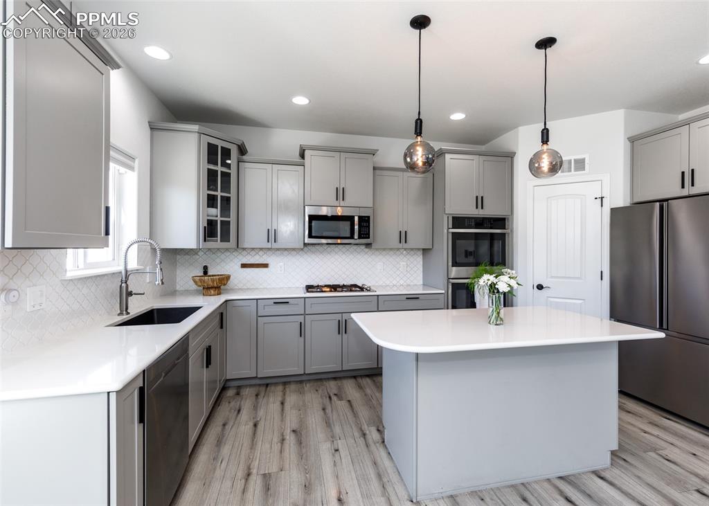 Image 21 of 50: Kitchen