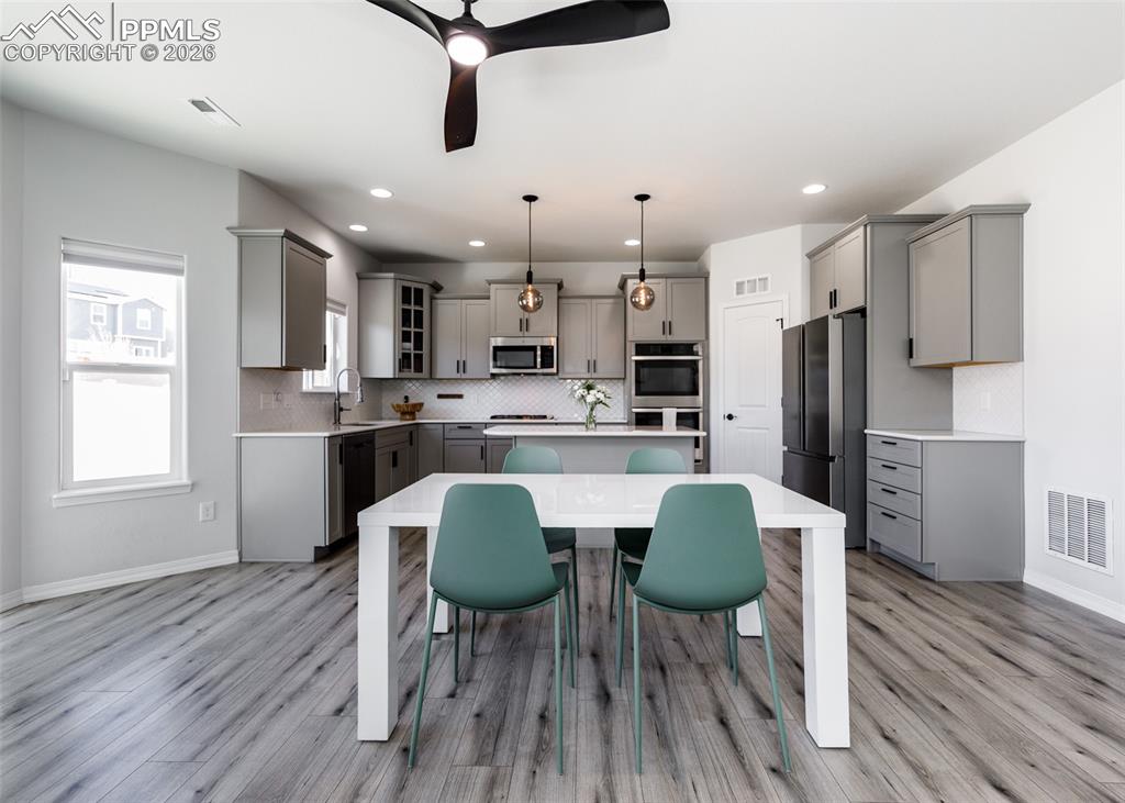 Image 25 of 50: Kitchen