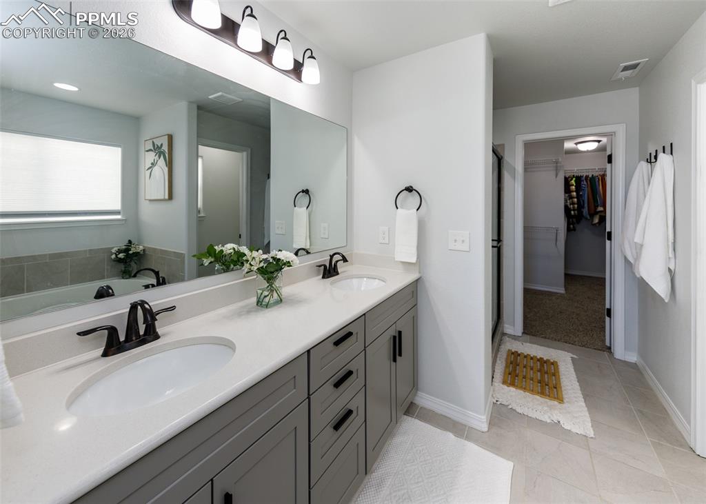 Image 32 of 50: Bathroom