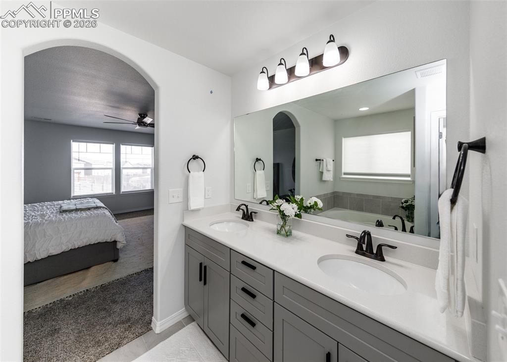 Image 33 of 50: Bathroom