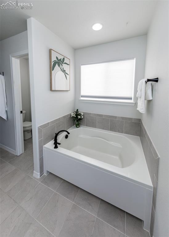 Image 34 of 50: Bathroom