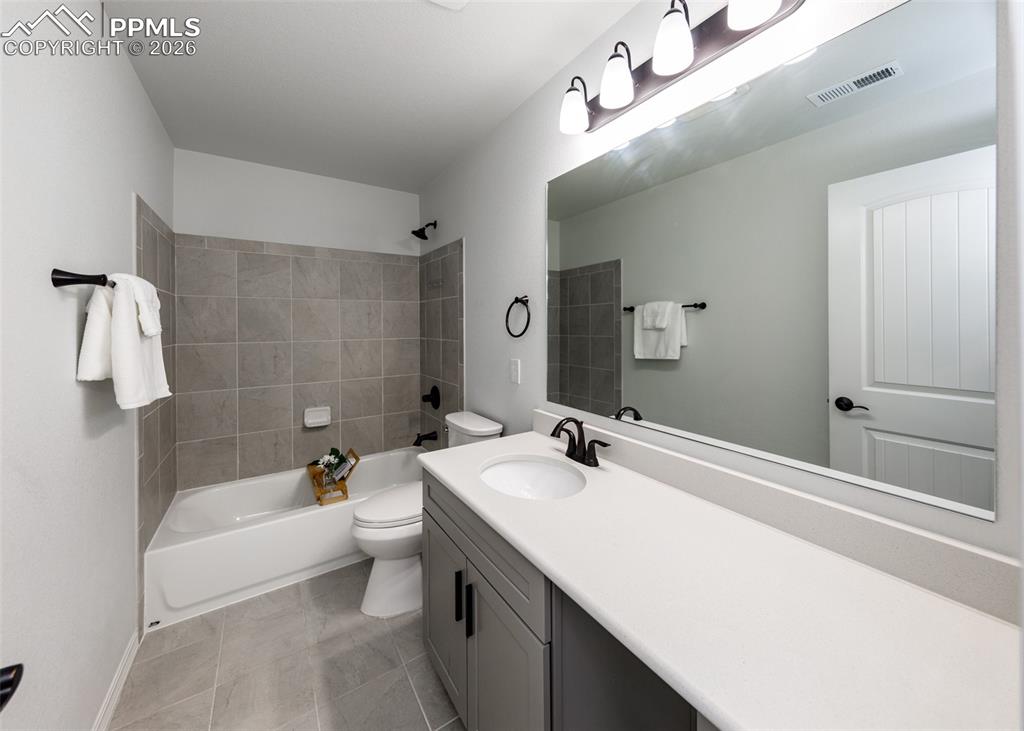 Image 40 of 50: Bathroom