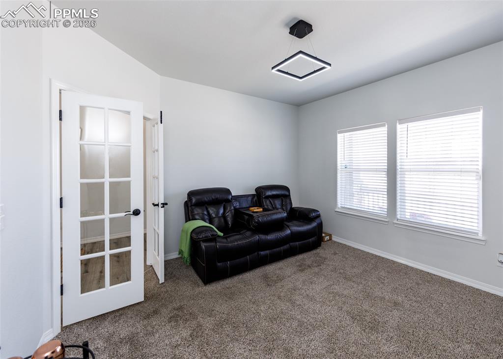 Image 5 of 50: Sitting Room