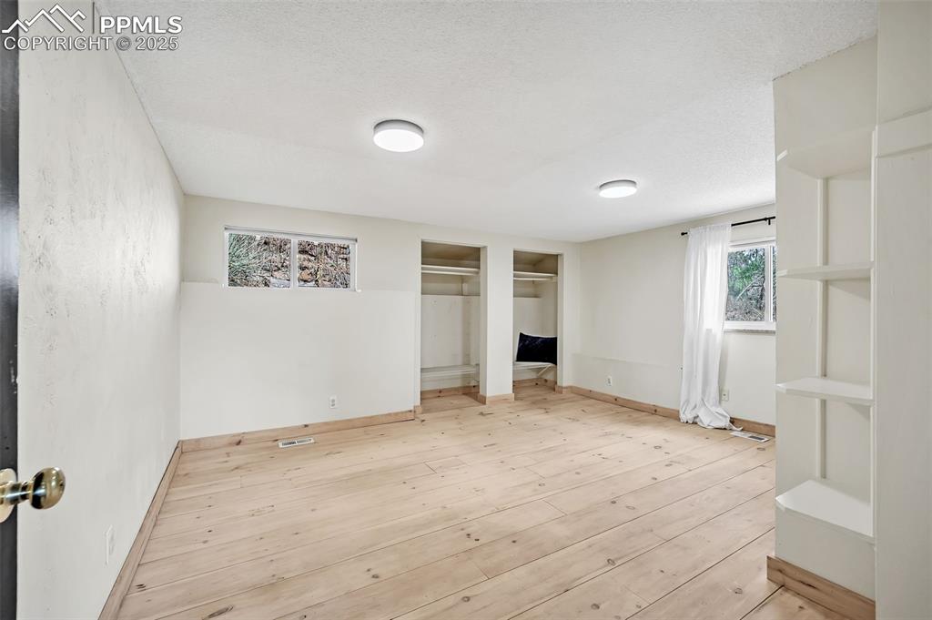 Image 17 of 47: Bedroom