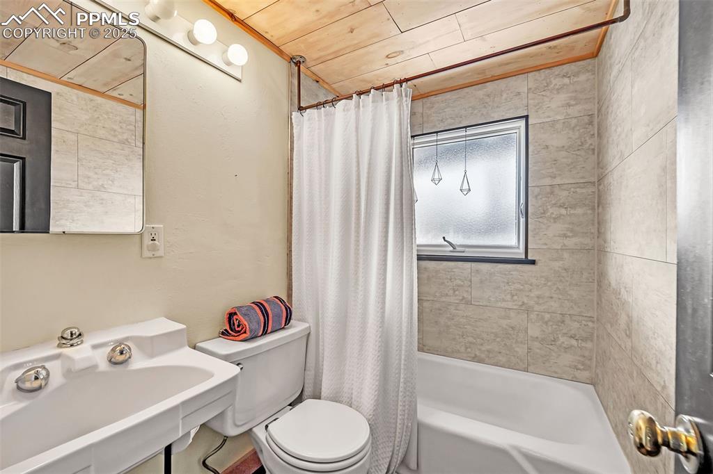 Image 20 of 47: Bathroom