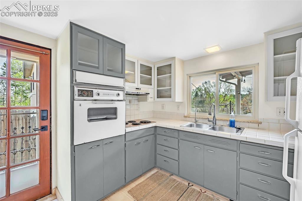 Image 22 of 47: Kitchen